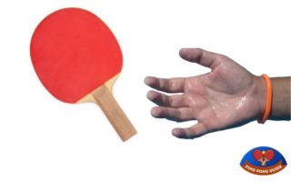 Eine schwitzige Hand und ein Tischtennisschläger
