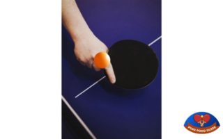 Ein Tischtennisball springt an den Finger